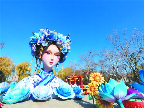 灯火盛宴,璀璨泉城。随着乙巳蛇年的脚步越来越近,一年一度的趵突泉迎春花灯会即将在泉城济南华丽绽放。目前,济南市第44届趵突泉迎春花灯会正在紧锣密鼓地筹备中。据了解,本届花灯会以“奔涌如曲·泉城追光”为主题,全面升级,在保留传统的趵突泉景区为主展区之余,以护城河为串联,开创性地将展区扩展至大明湖、五龙潭,分别打造“赶灯季”“烟雨湖”“漫时光”三大主题区域。值得一提的是,“湖畔雨荷”造型灯组以古装少女为主,用极具网感的表现手法,将大明湖畔夏雨荷这一IP巧妙再现,令人眼前一亮。◎山东商报·速豹新闻网记者 刘庆英 摄
